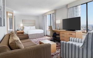 费城DoubleTree by Hilton Hotel Philadelphia Center City的酒店客房,配有床和电视