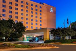 卡瑞Embassy Suites by Hilton Raleigh Durham Research Triangle的外面有停车场的酒店