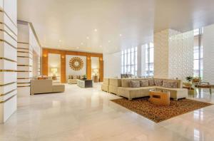 巴拿马城巴拿马华尔道夫阿斯托里亚酒店的一个带沙发和地毯的大型大堂