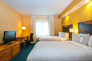 纳什维尔Fairfield Inn & Suites by Marriott Nashville at Opryland的酒店客房设有两张床和一台平面电视。