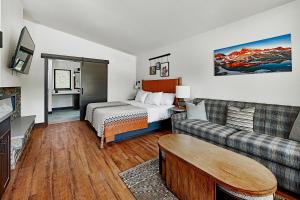 马姆莫斯湖Outbound Mammoth的酒店客房,配有床和沙发