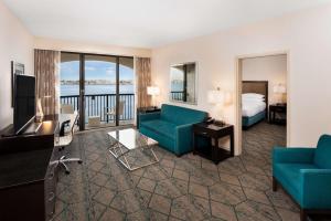 圣地亚哥圣地亚哥机场哈勃尔岛希尔顿酒店的酒店客房设有床和客厅。
