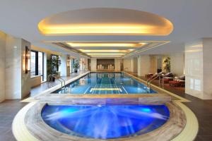 上海上海外滩华尔道夫酒店的酒店大堂的大型游泳池