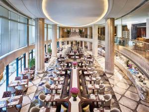 上海上海外滩华尔道夫酒店的大楼内带桌椅的餐厅