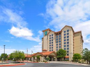 圣马科斯Embassy Suites San Marcos Hotel Conference Center的酒店前方的 ⁇ 染