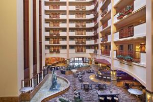 圣马科斯Embassy Suites by Hilton San Marcos Hotel Conference Center的酒店大堂的图片