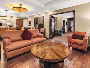 圣马科斯Embassy Suites by Hilton San Marcos Hotel Conference Center的客厅配有沙发和桌子