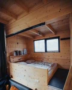 阿纳姆Tiny Dream House的配有窗户的小木屋内的一张床位