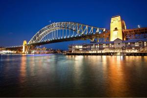 悉尼希尔顿悉尼酒店的夜间在水体上方的桥梁