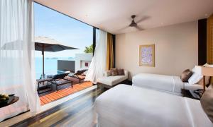 塔林甘海滩Conrad Koh Samui Residences的酒店客房设有两张床和一个阳台。