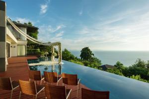 塔林甘海滩Conrad Koh Samui Residences的房屋内带椅子的无边泳池