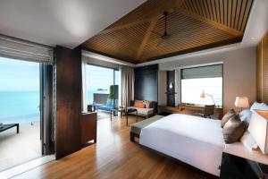 塔林甘海滩Conrad Koh Samui的一间带大床的卧室和一间客厅