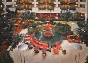 罗杰斯西北阿肯色州希尔顿合博套房水疗酒店&会展中心的酒店大堂享有空中景致,设有喷泉