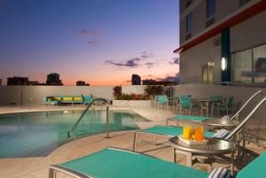 迈阿密希尔顿汉普顿酒店及套房迈阿密市中心/布里克尔的大楼内一个带桌椅的游泳池