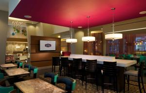 迈阿密希尔顿汉普顿酒店及套房迈阿密市中心/布里克尔的餐厅设有酒吧,配有桌椅