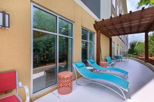 亚特兰大Homewood Suites by Hilton Atlanta Perimeter Center的庭院里摆放着几把椅子和桌子