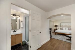 底特律The Lumber Baron's Mansion: 2 King Suites, 2.5BA + Gym的一间带水槽的浴室和一张位于客房内的床