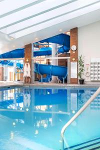 米西索加希尔顿米西索加/梅多韦尔酒店的蓝色水中的酒店游泳池