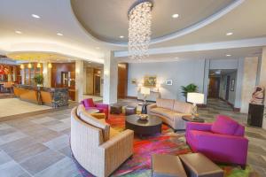 休斯顿休斯顿市中心汉普顿酒店的酒店大堂设有长沙发和椅子。