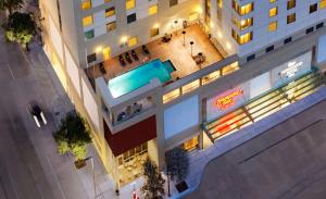 休斯顿休斯顿市中心汉普顿酒店的享有带游泳池的大楼的顶部景致