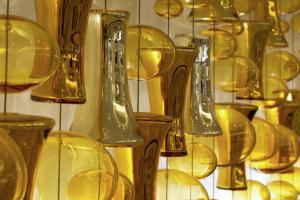 麦加Conrad Makkah的陈列柜里的一束玻璃瓶