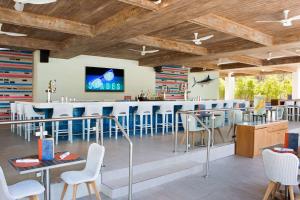 奥兰多奥兰多布纳维斯塔宫希尔顿酒店 - 迪斯尼泉区的餐厅设有酒吧,配有蓝色凳子