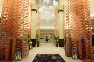 格林斯伯勒格林斯博罗机场希尔顿花园酒店的酒店大堂的走廊上设有橙色柱子