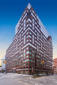 布鲁克林纽约布鲁克林希尔顿酒店的街道拐角处高大的砖砌建筑