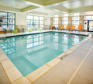 阿林顿Hilton Garden Inn Dallas/Arlington South的大楼内一个蓝色的大型游泳池
