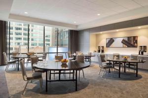 芝加哥Homewood Suites by Hilton Chicago Downtown West Loop的大楼内带桌椅的会议室