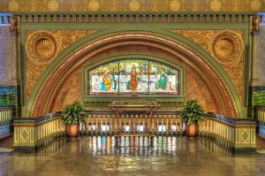 圣路易斯圣路易斯联合车站酒店 - 希尔顿Curio Collection酒店的一座建筑,上面有彩色玻璃窗和坛