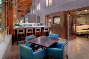 圣路易斯圣路易斯联合车站酒店 - 希尔顿Curio Collection酒店的餐厅设有木桌和蓝色椅子