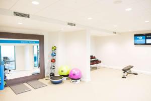 戴斯阿伯丁机场希尔顿汉普顿酒店的一间健身房,在房间地板上放两个球