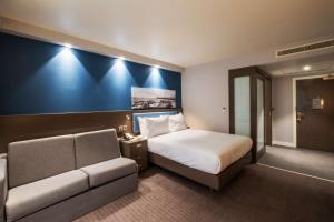 戴斯阿伯丁机场希尔顿汉普顿酒店的酒店客房,配有床和沙发