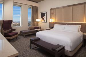 洛杉矶洛杉矶H酒店，希尔顿格芮精选酒店的配有一张床和一把椅子的酒店客房