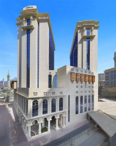 麦加麦加会议希尔顿酒店的两幢高楼建筑的 ⁇ 染