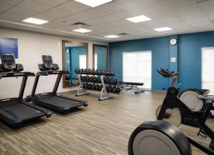 皮内拉斯公园Hampton Inn Pinellas Park St Petersburg, Fl的健身房设有跑步机和椭圆机