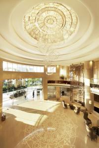 班加罗尔班加罗尔康莱德酒店的大型大堂设有吊灯和天花板