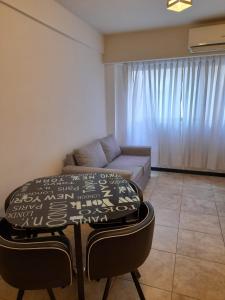布宜诺斯艾利斯Barracas Charme的客厅配有桌子和沙发