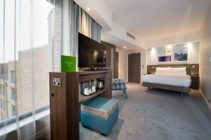 爱丁堡爱丁堡西区希尔顿汉普顿酒店的酒店客房设有一张床和一个大窗户