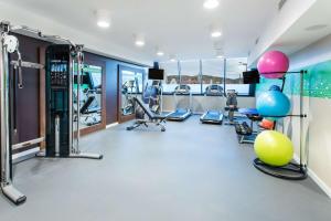 格但斯克Hampton By Hilton Gdansk Oliwa的健身室配有跑步机和健身器材