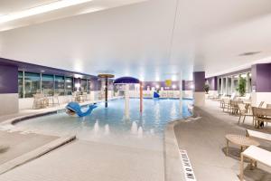 沃思堡沃思堡市中心汉普顿套房酒店的大楼内一个带滑梯的游泳池