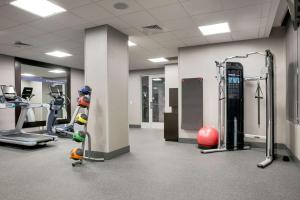 沃思堡沃思堡市中心汉普顿套房酒店的健身房设有跑步机和健身器材