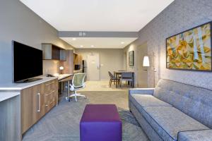 普莱诺Home2 Suites By Hilton Plano Richardson的带沙发的客厅和厨房