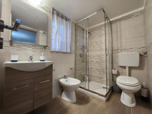 巴勒莫Don Vito's Home的浴室配有卫生间、盥洗盆和淋浴。