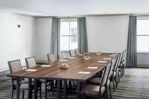 安纳波利斯安纳波利斯市区希尔顿花园酒店 的大型会议室,配有长桌子和椅子
