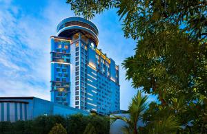 泗水DoubleTree by Hilton Surabaya的一座高大的蓝色建筑,顶部有圆顶