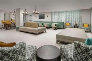 迈阿密厄尔巴诺迈阿密酒店的带沙发和桌椅的等候室