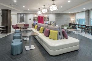 奥兰多Home2 Suites By Hilton Orlando Airport的客厅配有带枕头的沙发