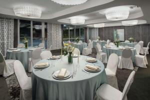 迈阿密厄尔巴诺迈阿密酒店的宴会厅配有白色的桌子和白色的椅子